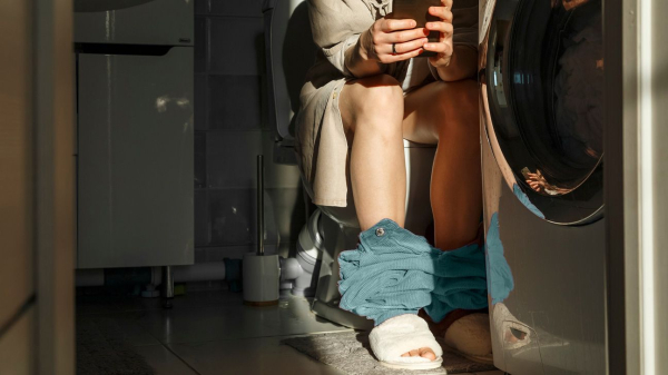 Using Your Phone While on the Toilet May Raise Risk of Hemorrhoids